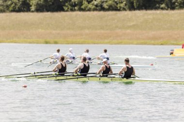 Rowers kürekli tekneler bir gölde