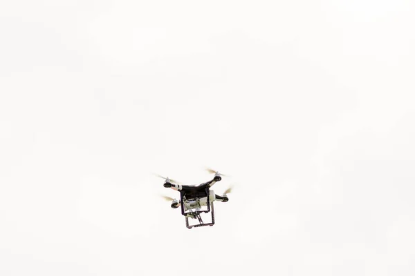 Черный дрон летит в небе — стоковое фото