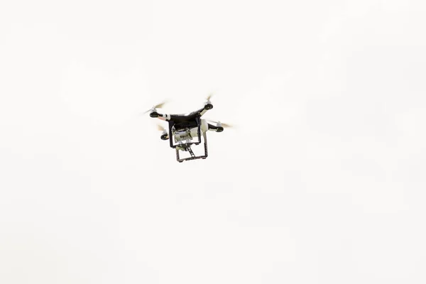 Czarny drone Latanie na niebie — Zdjęcie stockowe