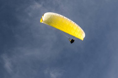 Mavi gökyüzünde paragliding
