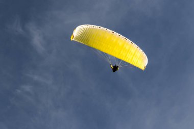 Mavi gökyüzünde paragliding