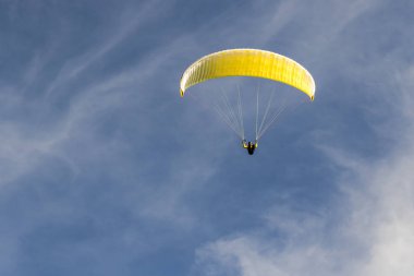 Mavi gökyüzünde paragliding