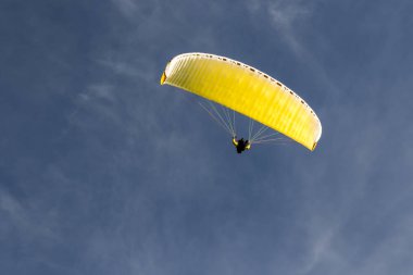 Mavi gökyüzünde paragliding