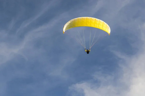 Mavi gökyüzünde paragliding — Stok fotoğraf