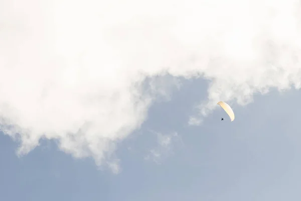 Parapente en el cielo azul —  Fotos de Stock