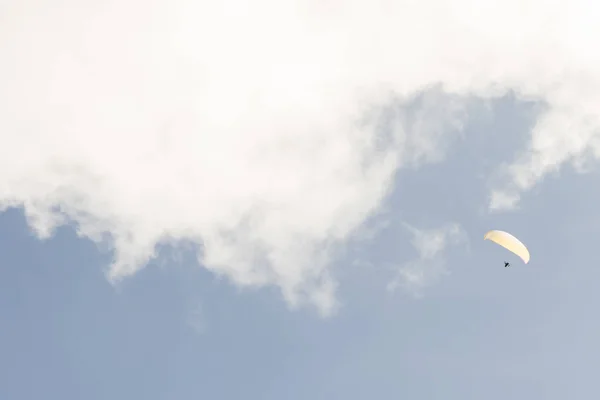 Parapente no céu azul — Fotografia de Stock