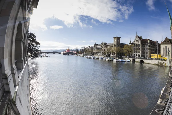 ZURICH, SUIZA - 21,2015 NOVIEMBRE: Vista del río Limago — Foto de Stock