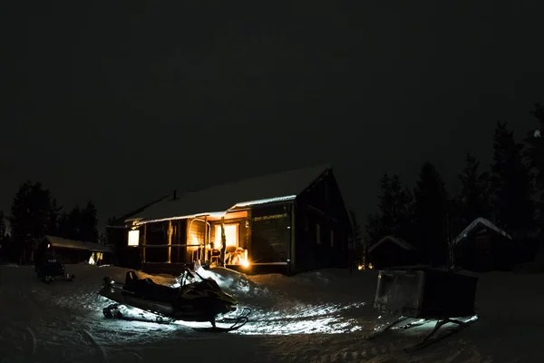 Cabaña de madera en la nieve por la noche — Foto de Stock