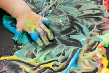 Bebek elleri ile boyama