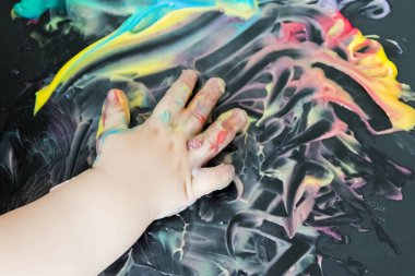 Bebek elleri ile boyama