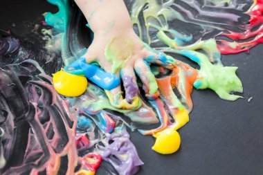 Bebek elleri ile boyama