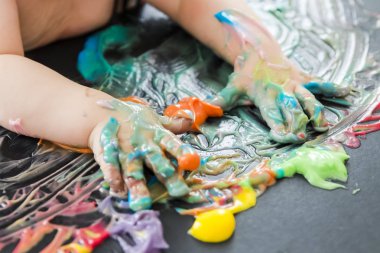 Bebek elleri ile boyama