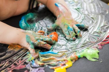 Bebek elleri ile boyama