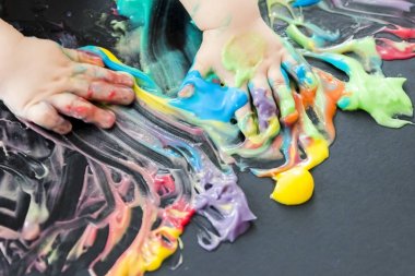 Bebek elleri ile boyama