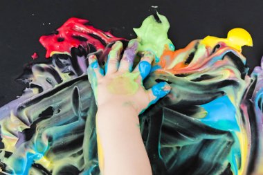 Bebek elleri ile boyama