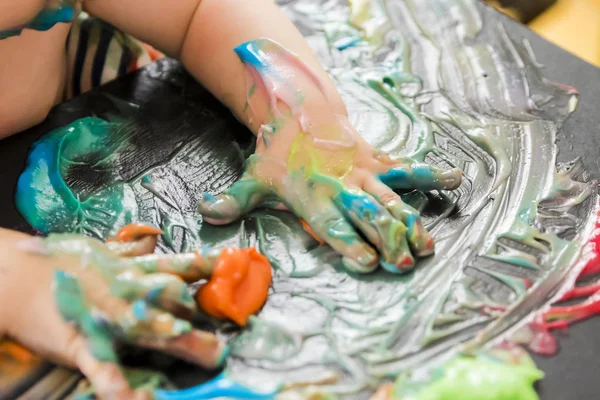 Bebek elleri ile boyama