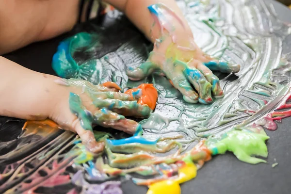 Bebek elleri ile boyama