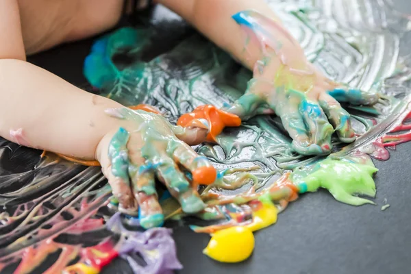 Bebek elleri ile boyama