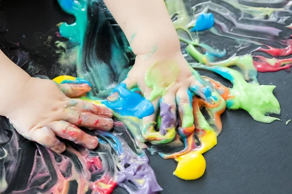 Bebek elleri ile boyama