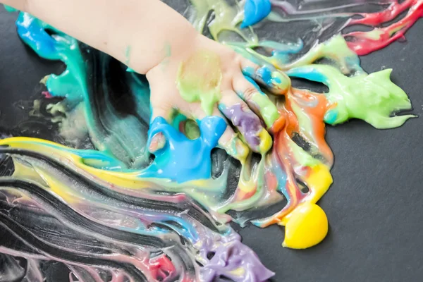 Bebek elleri ile boyama