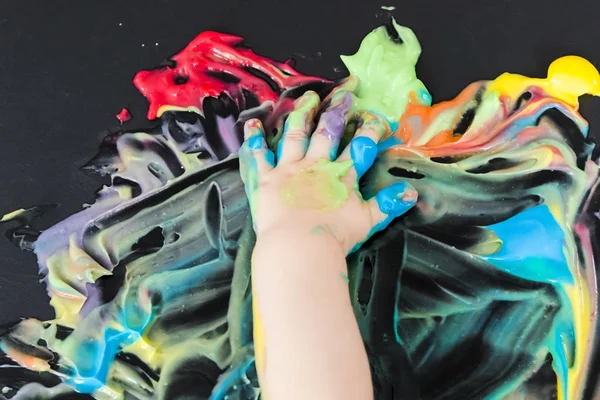 Bebek elleri ile boyama