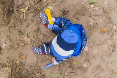 sonbaharda kumda oynayan bebek