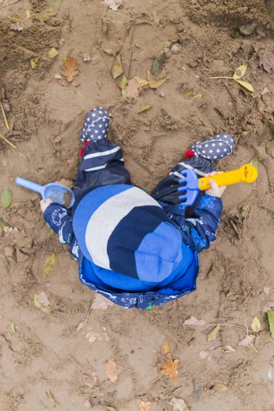 sonbaharda kumda oynayan bebek