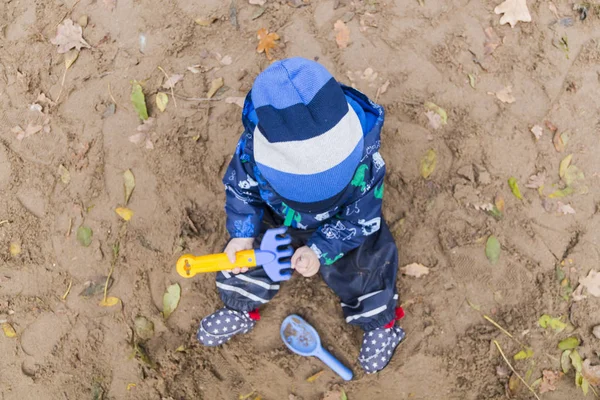 sonbaharda kumda oynayan bebek