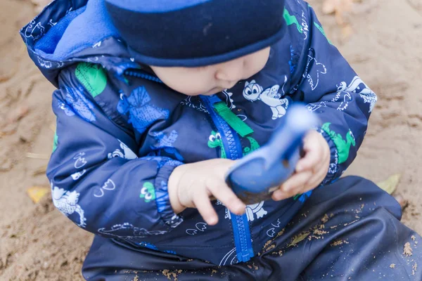 sonbaharda kumda oynayan bebek