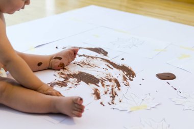 çikolata ile el boyama bebek