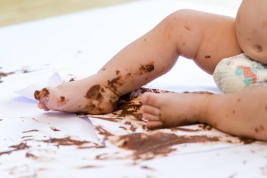 çikolata ile el boyama bebek