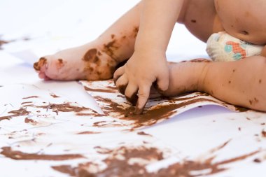 çikolata ile el boyama bebek