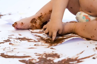 çikolata ile el boyama bebek