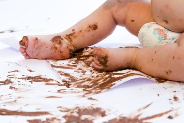 çikolata ile el boyama bebek