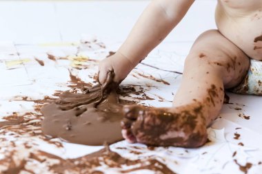 çikolata ile el boyama bebek