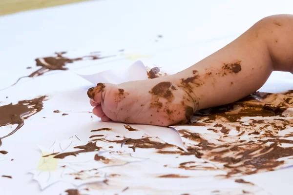 çikolata ile el boyama bebek