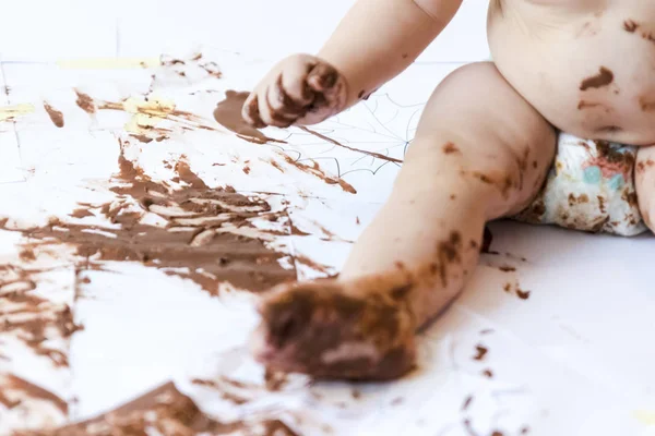 Pittura bambino con le mani con cioccolato — Foto Stock