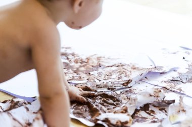 çikolata ile el boyama bebek