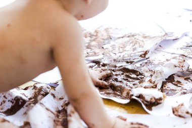çikolata ile el boyama bebek