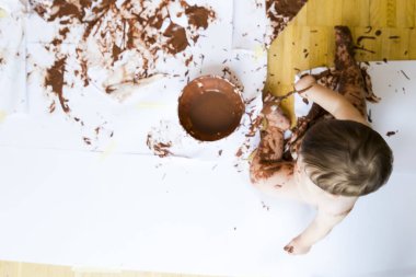 çikolata ile el boyama bebek