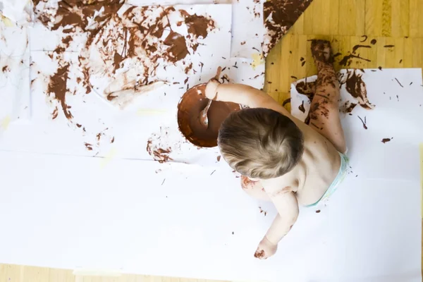 çikolata ile el boyama bebek