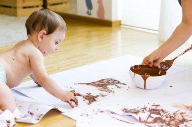 çikolata ile el boyama bebek