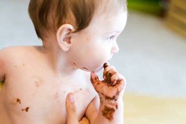 çikolata ile el boyama bebek