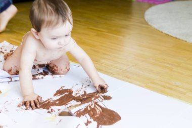 çikolata ile el boyama bebek