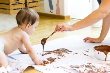 çikolata ile el boyama bebek