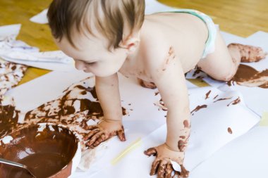 çikolata ile el boyama bebek