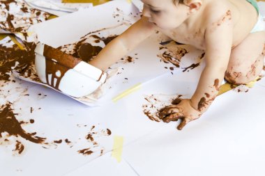 çikolata ile el boyama bebek