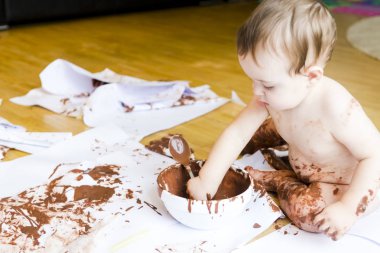çikolata ile el boyama bebek
