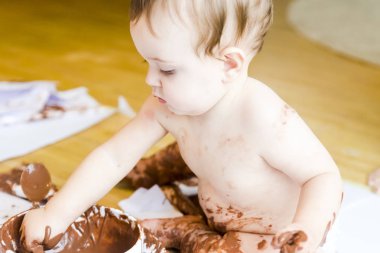 çikolata ile el boyama bebek
