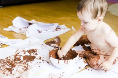 çikolata ile el boyama bebek